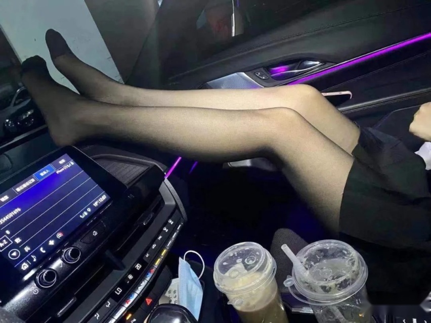 少数派玩家丨凯迪拉克CT4姿态改装，还带小姐姐自动上车功能？