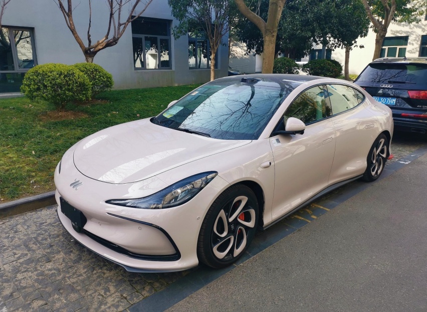 预计21万起售，最高续航超1000km，智己L6实车现身