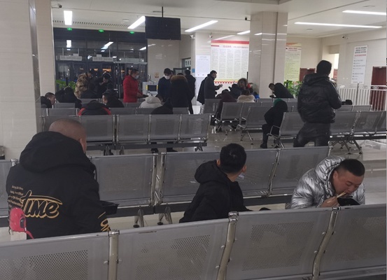 各地严查大吨小标 蓝牌825聚集讨说法