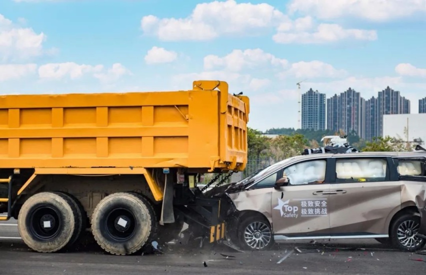 M8宗师实车碰撞，挑战大货车