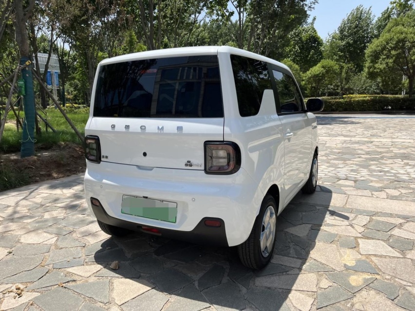 微型车备受年轻消费者喜欢，熊猫mini比宏光MINIEV更受欢迎？