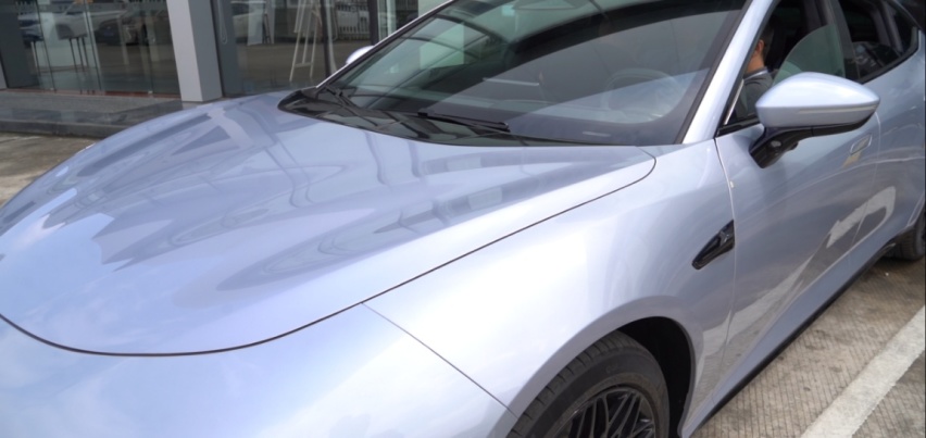 哪吒S真的可以上打Model 3，下踢小鹏P5？让我们一起探个店先！