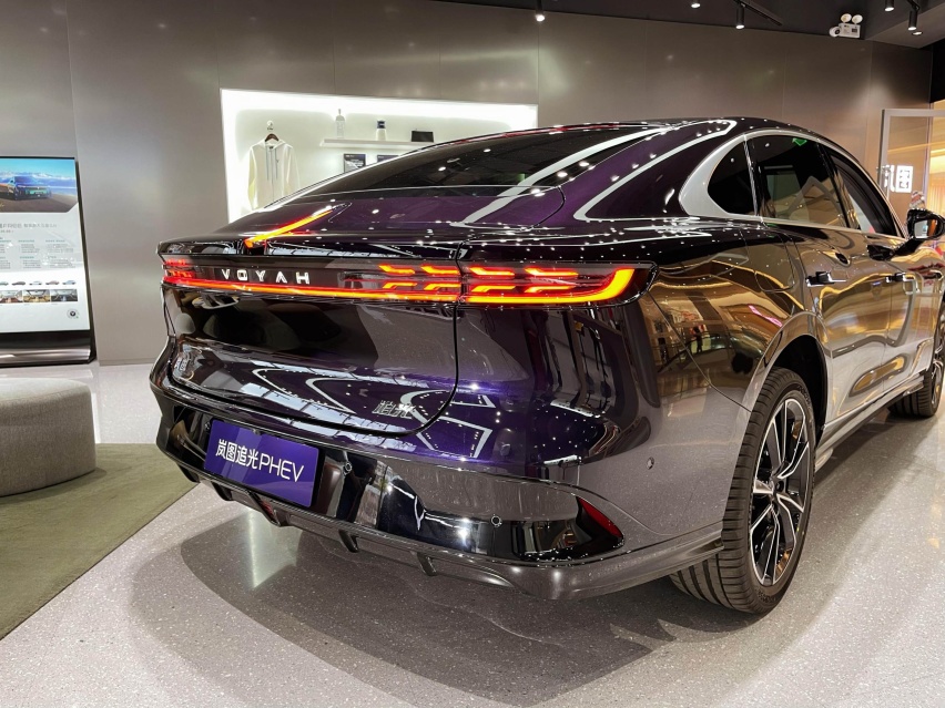 探店岚图追光PHEV：1260km续航+超宽空间 不到27万选它值得吗