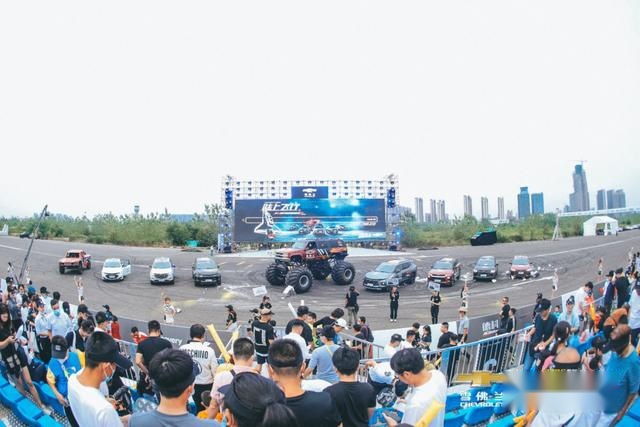 霸都上演大型飞行秀，现场飙车特技堪比《速度与激情》