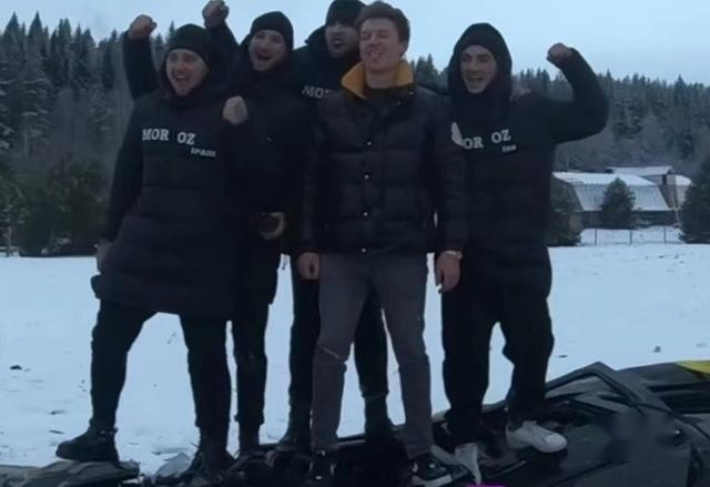 奔驰G63故障不断,车主租直升机将其从300米高空抛下