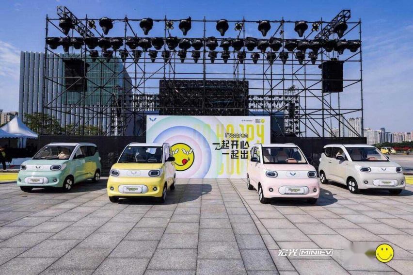 同为热门5万级代步车！宏光MINIEV第三代马卡龙和糯玉米，该选谁？
