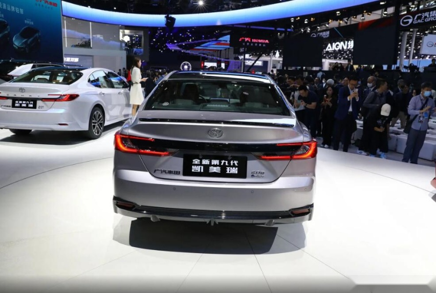 全新第九代凯美瑞加量还降价！卖17.18万，油耗4.2L，续航1200