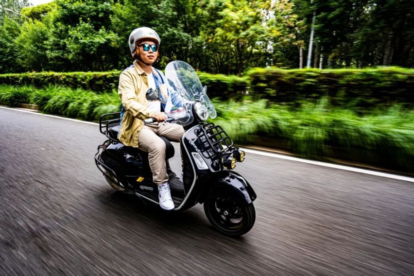 一台Vespa，加100块钱油，获得女神同款快乐。