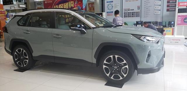 探访一汽丰田4S店，还在纠结荣放还是威兰达？销售告诉你怎么选