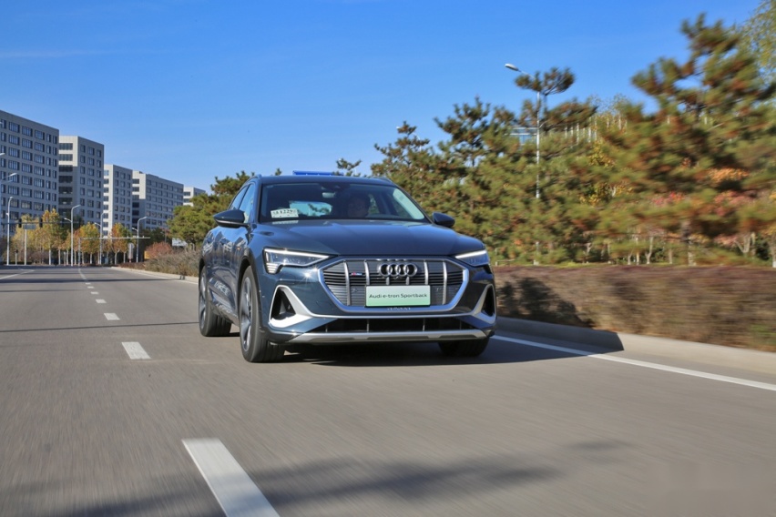 贴近燃油车的行驶品质，试驾奥迪e-tron Sportback