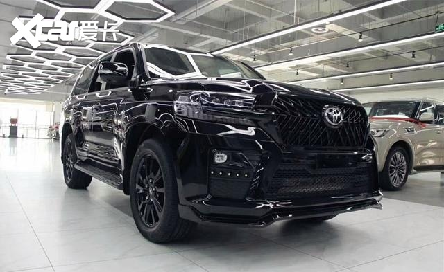 丰田兰德酷路泽毒液版全黑车身獠牙式格栅配v8发动机
