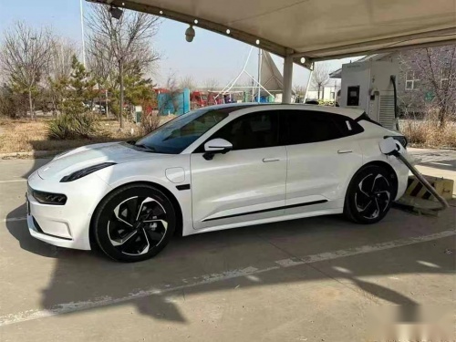 2023款极氪001掀起国产内卷风暴，配置大幅升级，加量不加价