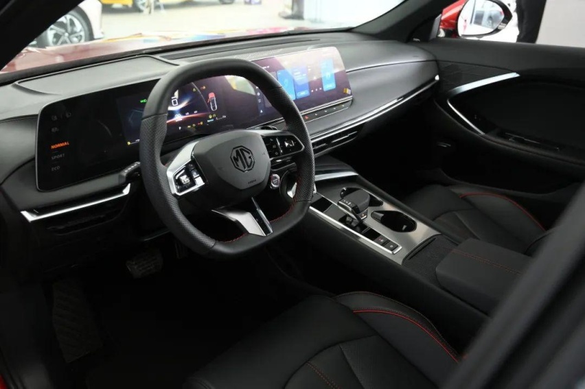 2.0T 261匹 405牛，中型车还带电动尾翼！实拍全新MG7