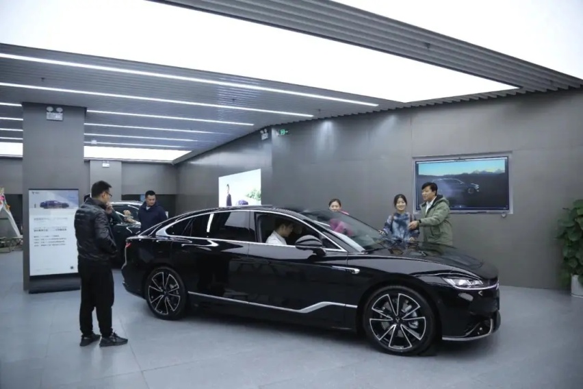 探店“新行政电动旗舰”岚图追光PHEV，车长超5米，轴距达3米