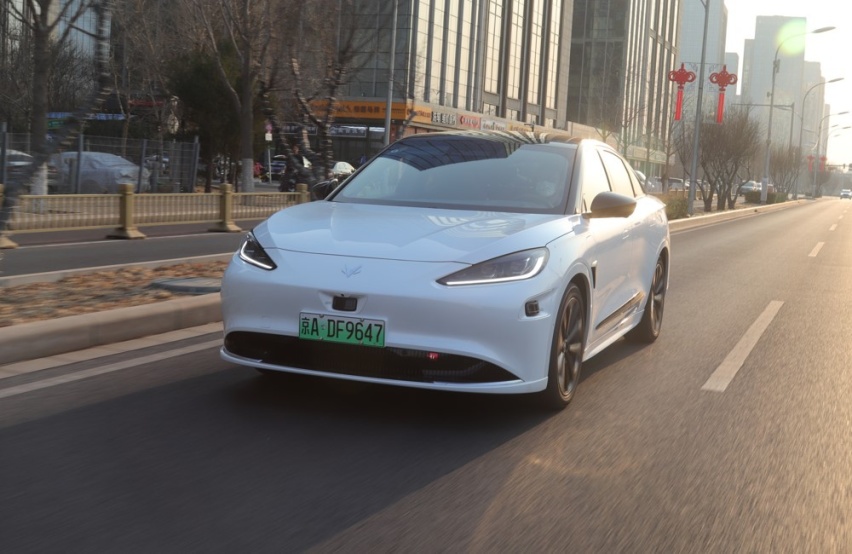 市区能按导航自动驾驶，极狐阿尔法S HI版真有两下子！