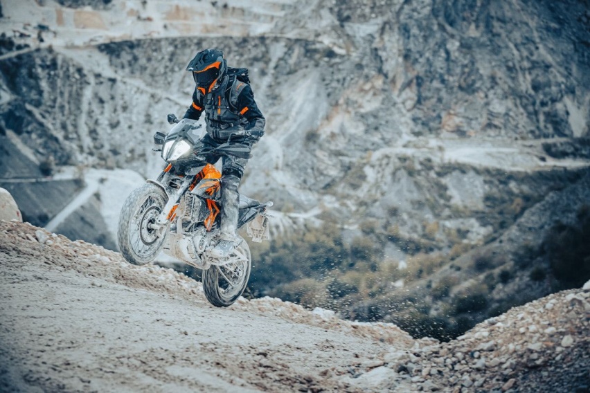 钢丝轮毂更野，2023款KTM390 ADV海外亮相