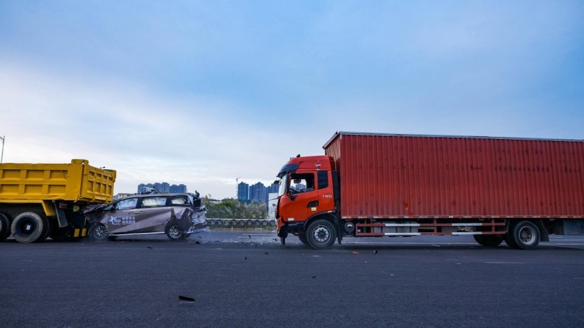 一场史无前例的货车“前后夹击”  验证M8宗师是真安全！
