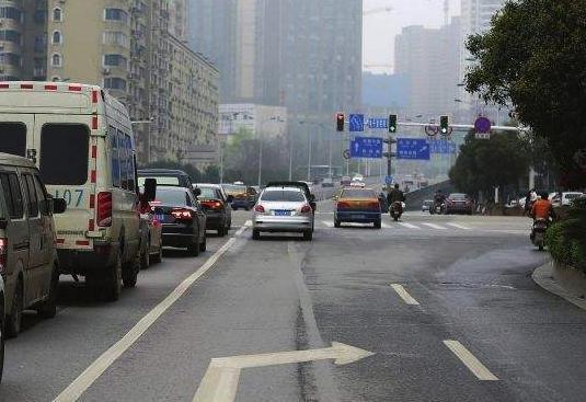 圆形的信号灯，红灯时可以右转，但是为什么还是被扣了6分？
