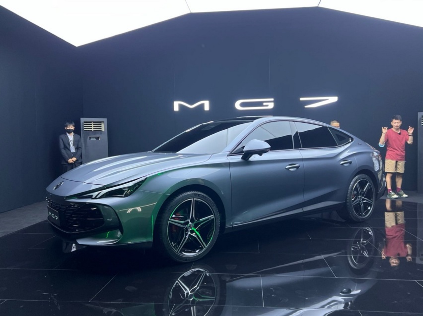 “黑化”的MG，驶入燃油车“最终局”