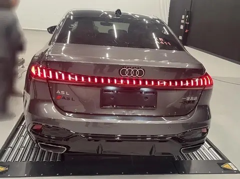 【E汽车】全新一代奥迪A5L实车曝光