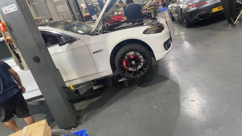 宝马5系(F10)改装升级Rotora前6后4双卡钳刹车