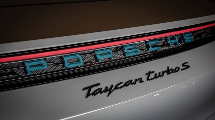 实拍！保时捷Taycan Turbo S，将科技武装到牙齿！