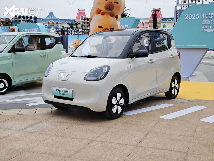 接娃神器五菱宏光MINI EV再迎更新，换装圆灯