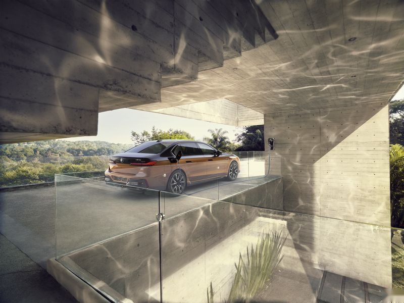 宝马史上最强电动车BMW i7 M70L上海全球首发