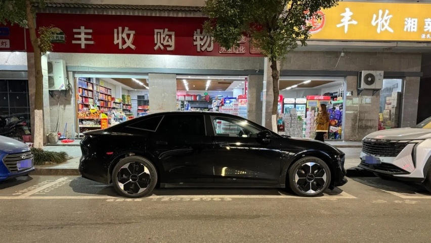 颜值暴跌？极氪007低配版实车现身，灯幕大灯取消/换全新轮毂