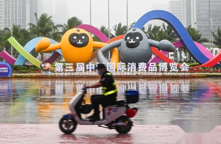 宾利、保时捷、兰博基尼携3款百万豪车，亮相消博会，快一饱眼福