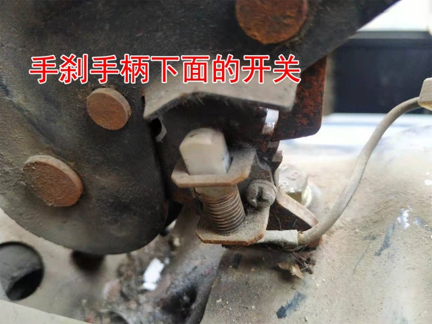 手刹灯一直亮，新手认为是开关坏了，只有老司机才明白有多危险