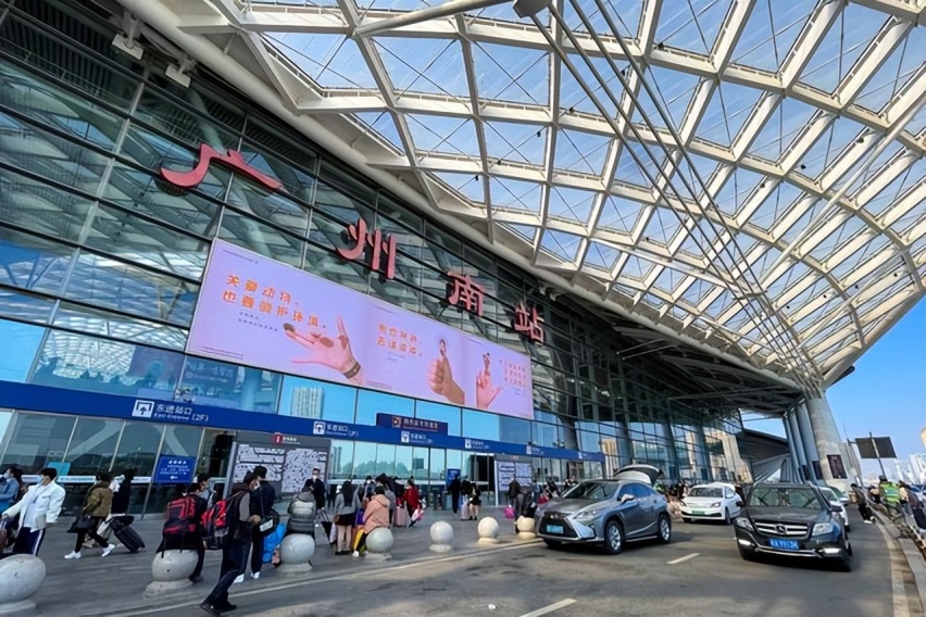 广州南站停车场收费标准，广州南站接人车停哪里方便？