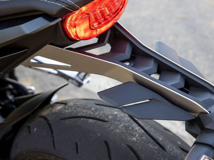 2021款本田CB650R复古街车详解，悬架升级更舒服