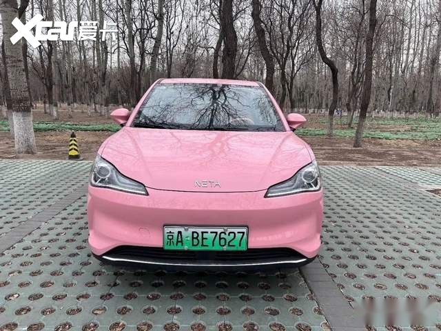 好看又好开！试驾小仙女专属座驾哪吒V潮 400 Lite 粉色定制版