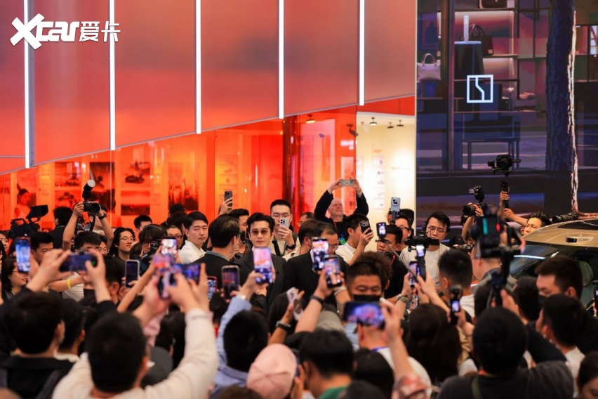 极氪展台成2026北京车展“人气王”，焕新极氪009等高端旗舰引发扎堆