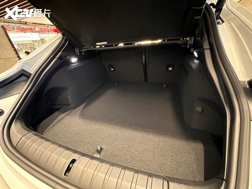 核心追求个性，保时捷Taycan Cross Turismo探店实拍