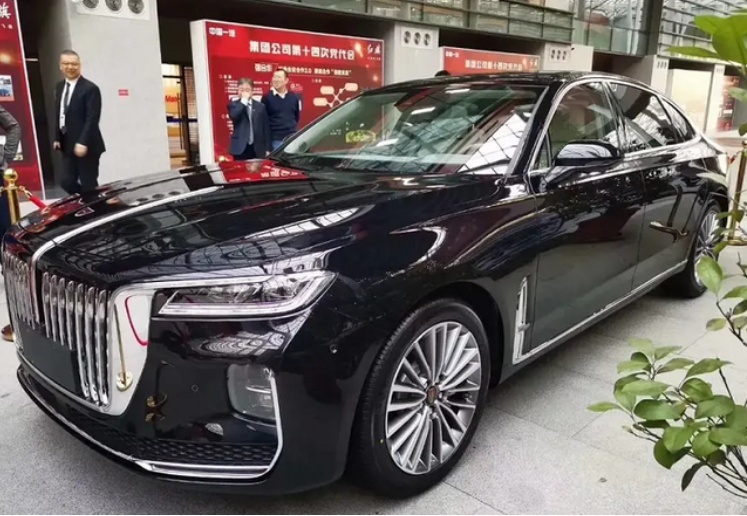 首台全新黑色红旗H9实车现身！隔音玻璃+空气悬挂 配3.0L