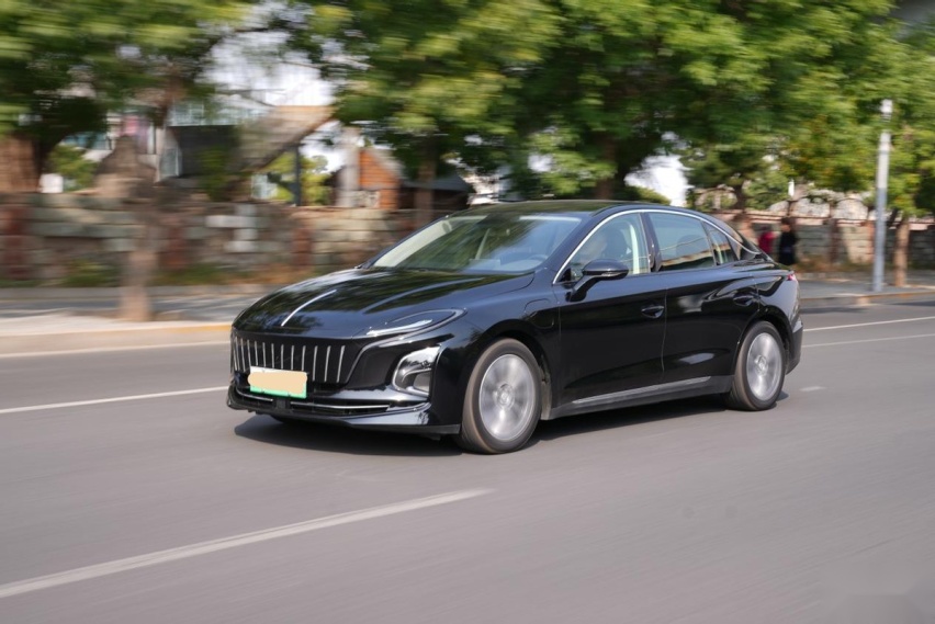 中式豪華純電中型轎車,紅旗e-qm5,家庭出行最優選!-愛卡汽車愛咖號