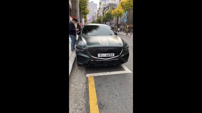 全新捷尼赛思GV70亮相韩国街头，造型太漂亮引市民直播分享