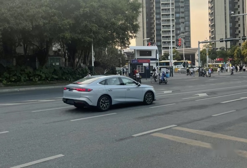 比亚迪秦L现身街头，长超4米8+5.0车机，油耗3.8L+双独悬