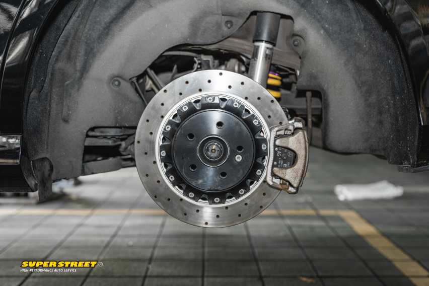 奔驰E级更换Brembo HP2000刹车片CZV打孔刹车盘