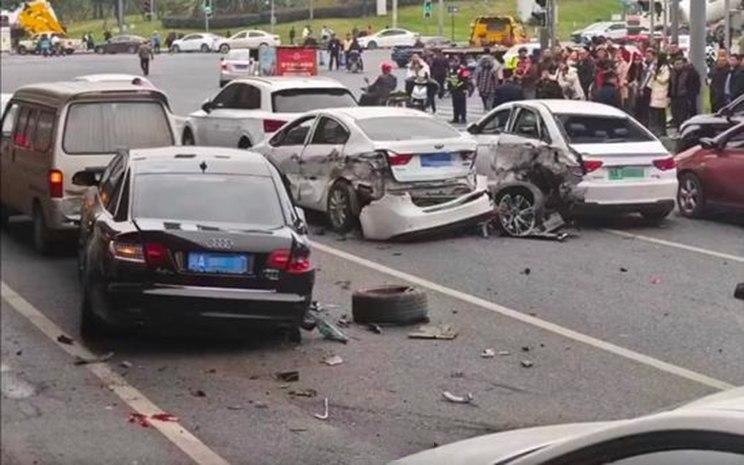 连撞11车后续来了 特斯拉回应：碰撞后系统采取制动 车主没踩刹车