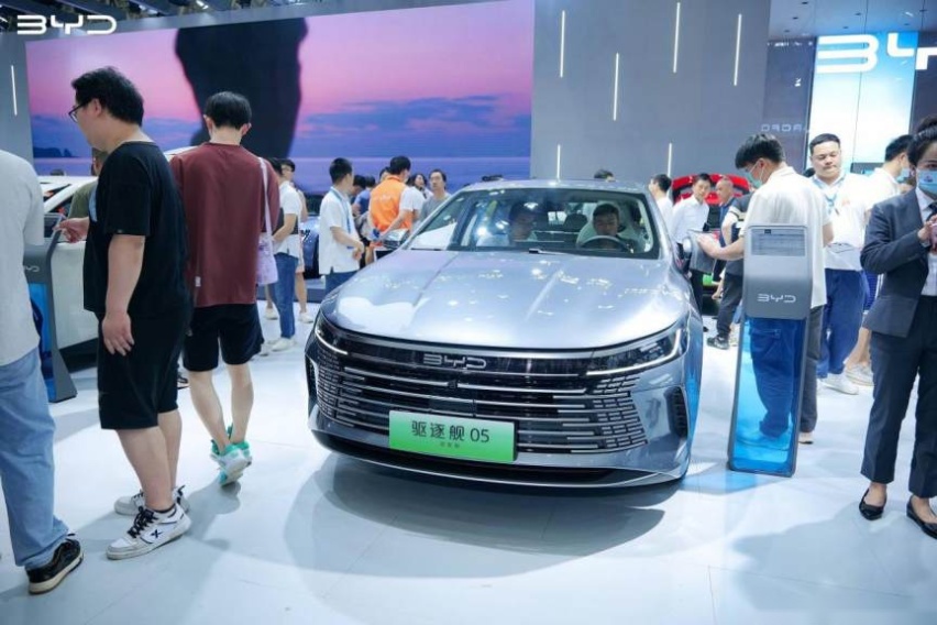双冠登临 巅峰上市 比亚迪海豹冠军版携驱逐舰05冠军版亮相武汉车展