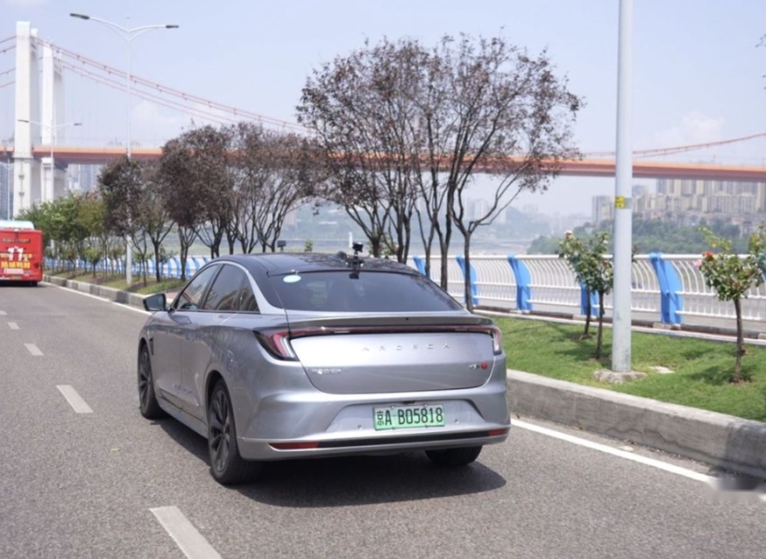 “8D”重庆自动辅助驾驶测试：极狐阿尔法S VS 特斯拉Model 3