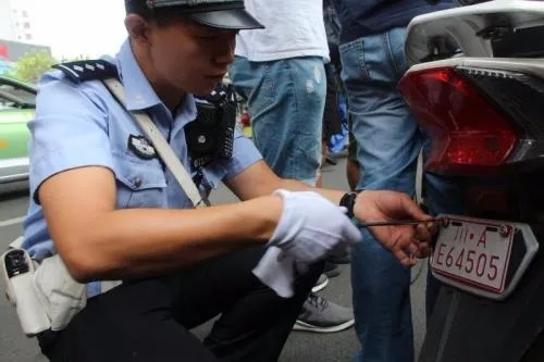 各地交警急着给电动自行车挂牌，为了什么？