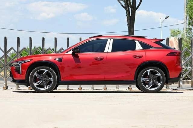 年轻人的两款国产SUV：奔腾B70S对比领克02