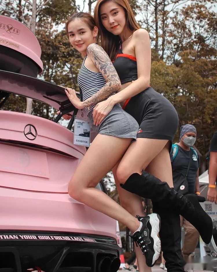 宽体+防滚架的粉色奔驰CLA，妥妥的自带美女上车功能