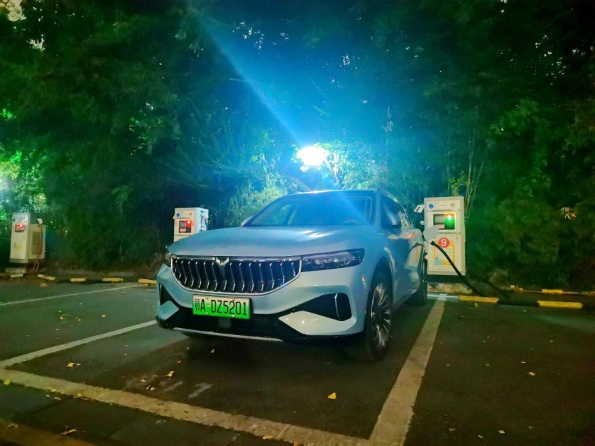 目光所及皆是豪华，跨级驾乘，试驾岚图FREE长续航版