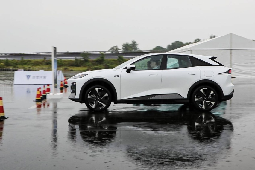 场地试驾深蓝S7，特斯拉Model Y你慌吗？