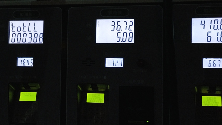 大脚油门起步伤车吗？费油吗？